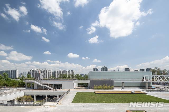 【서울=뉴시스】노들섬 노들서가 및 공연장 외관 모습. 2019.09.18. (사진=서울시 제공)