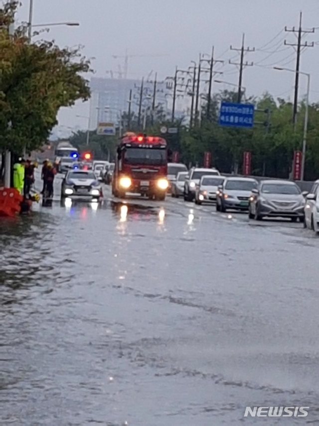 【부산=뉴시스】 28일 부산 강서구의 한 도로가 갑자기 쏟아진 폭우로 인해 침수됐다. 2019.09.28. (사진=부산경찰청 제공)photo@newsis.com