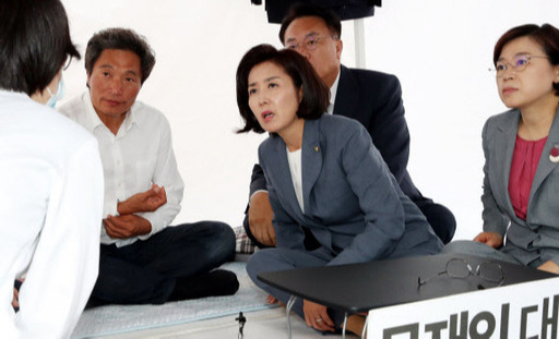 자유한국당 나경원 원내대표와 의원들이 27일 서울 여의도 국회 본청 앞에서 문재인 대통령의 사과와 조국 법무부장관의 사퇴를 촉구하며 13일째 단식농성중인 자유한국당 이학재 의원을 찾아가 병원에 갈것을 권유하며 의료진의 설명을 듣고 있다. 뉴시스