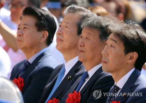 한일축제한마당 개회식 참석한 양국 내빈 (도쿄=연합뉴스) 이세원 특파원 = 28일 일본 도쿄도(東京都) 지요다(千代田)구 히비야(日比谷)공원에서 열린 '한일축제한마당' 개회식에서 내빈들이 무대를 바라보고 있다. 왼쪽부터 노웅래 더불어민주당 의원, 야마구치 나쓰오(山口那津男) 일본 공명당 대표, 노태강 문화체육관광부 2차관, 나카야마 노리히로(中山展宏) 일본 외무성 정무관. 2019.9.28 sewonlee@yna.co.kr