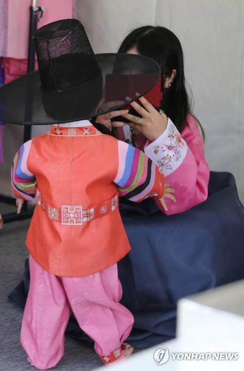 도쿄에서 열린 한일 교류행사…한복 체험 (도쿄=연합뉴스) 이세원 특파원 = 28일 일본 도쿄도(東京都) 지요다(千代田)구 히비야(日比谷)공원 내 '한일축제한마당' 행사장에 마련된 한복 체험 코너에서 보호자가 한복을 입은 어린이의 모습을 휴대전화 카메라에 담고 있다. 2019.9.28 sewonlee@yna.co.kr