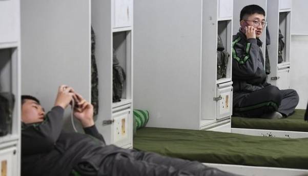 ‘병(兵) 일과 후 휴대전화 사용’ 시범운영 부대인 경기도 가평군 육군 수도기계화보병사단 혜산진부대 생활관에서 지난 1월 31일 오후 병사들이 통화와 문자메시지 전송, 인터넷 강의 시청 등 자유롭게 휴대전화를 사용하고 있다. /연합뉴스