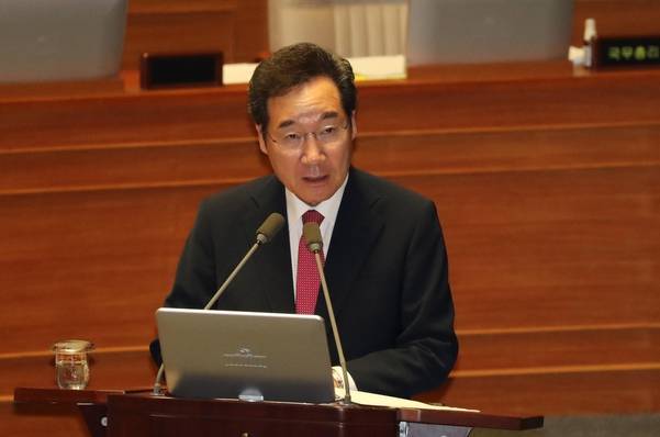 이낙연 국무총리가 27일 오후 열린 국회 본회의에서 외교ㆍ통일ㆍ안보 분야 대정부질문에 답변하고 있다./연합뉴스