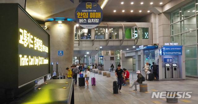 【인천공항=뉴시스】홍찬선 기자 = 인천공항 제1여객터미널의 버스 승강장의 모습. 왼쪽의 교통카드 결제전용 기기와 오른쪽의 승차권 무인발권기가 30m 거리에 배치돼 있다. 2019.09.29. mania@newsis.com