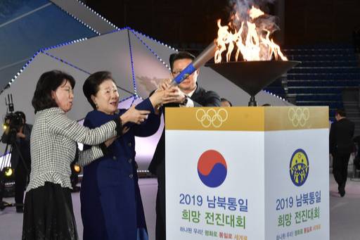 세계평화통일가정연합 한학자 총재(가운데)가 29일 강원도 강릉 스피드스케이팅경기장에서 열린 ‘2019 남북통일 희망 전진대회’에서 정원주 비서실장(왼쪽)과 윤영호 사무총장의 도움을 받으며 평화를 염원하는 의미를 담은 성화를 점화하고 있다. 강릉=하상윤 기자