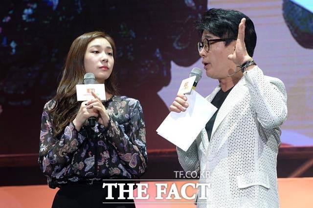 김병찬은 마이크를 잡으면 단 1초도 용납하지 않을만큼 정교한 진행자로 변신한다. 사진은 김병찬이 지난 2016년 잠실학생체육관에서 열린 E1 Cheer up 오카 패밀리 콘서트에서 전 피겨스케이트 선수 김연아(왼쪽)와 대화를 나누고 있다. /남용희 기자