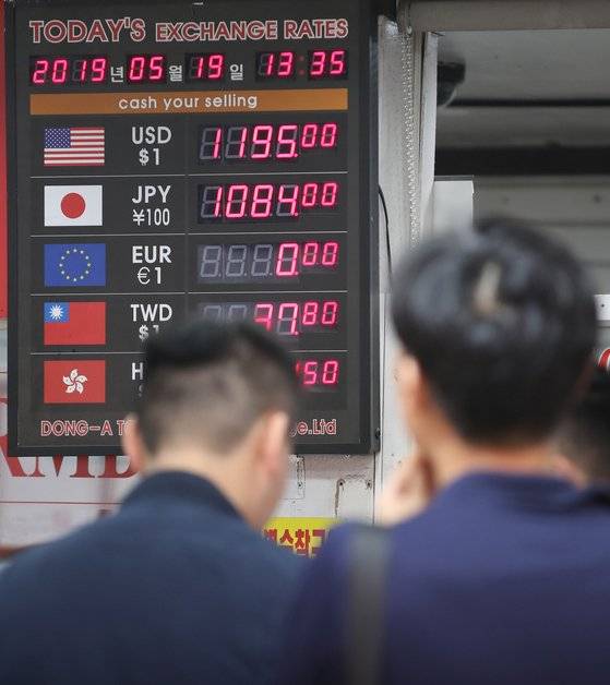 알뜰한 여행자는 절대 공항에서 환전하지 않는다. 환전 수수료가 비싸기 때문이다. 수수료 우대율이 큰 주거래 은행을 이용하거나 은행 모바일 앱을 쓰는 게 낫다. [연합뉴스]