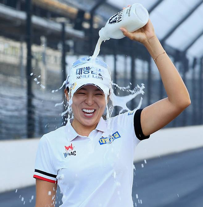 이 보다 더 달콤한 우유가 있을까 허미정이 30일 미국 인디애나주 인디애나폴리스에서 끝난 LPGA 투어 인디 위민 테크 챔피언십에서 생애 첫 ‘와이어 투 와이어’ 우승을 차지한 뒤 자신의 머리에 우유를 쏟아부으며 자축하고 있다. 인디애나폴리스 | AFP연합뉴스