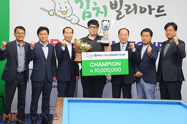 선지훈과 대회 관계자들이 시상식 후 기념촬영하고 있다. 왼쪽부터 김영진 PBA사무총장, 안진환 PBA심판위원장, 남도열 PBA경기위원장, 선지훈, 김영헌 PBA부총재, 방기송 PBA총재특보, 임정완 선수협회장.