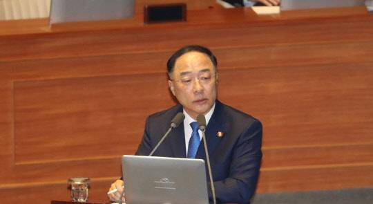 홍남기 경제부총리가 지난달 30일 열린 국회 본회의에서 경제 분야 대정부질문에 답변하고 있다.<연합뉴스>