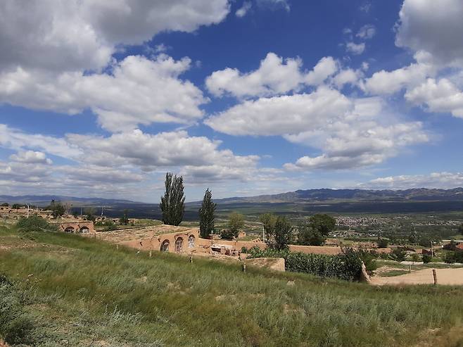영고릉이 있는 방산 기슭을 올라가는 길에 본 화북 산시 지방의 풍경. 황토언덕에 굴을 뚫고 살림집과 창고를 만든 이 지역 특유의 주거 가옥인 ‘야오동’이 가까이에 보인다. 저 멀리 타이항 산맥 아래엔 산시성 황토고원의 장대한 대지가 펼쳐져 있다.