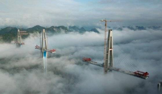 중국 구이저우에 건설되고 있는 핑탄대교. 세계 최고 높이의 교각 위에 왕복 4차선 도로가 올 연말에 개통될 예정이다. 일명 '하늘 다리' 위에는 관광사업을 위한 휴게소도 마련된다. [신화=연합뉴스]