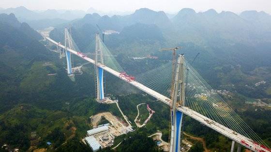 전장 2135m의 다리가 중국 구이저우성 핑탄현에 건설되고 있다. 이 다리는 올 년말 개통 예정이다.[신화=연합뉴스]
