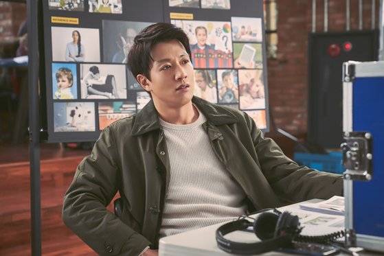 영화 '가장 보통의 연애'(감독 김한결)에서 지난 사랑에 미련을 못 버리는 까칠한 광고인 재훈을 맡은 김래원. [사진 NEW]