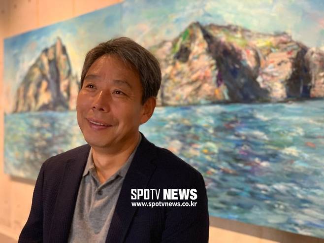 ▲ 권순철 작가의 '독도' 앞에서 소회를 밝히는 신문선 관장 ⓒ한준 기자