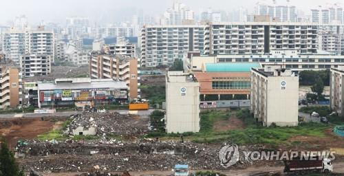 철거 공사 중인 서울 강동구 둔촌 주공아파트 재건축 공사 [연합뉴스 자료사진]