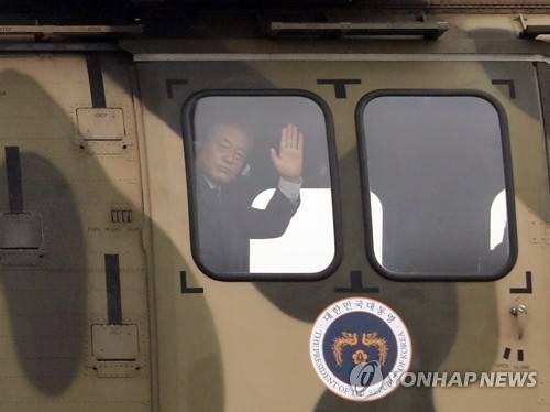 수리온 헬기에서 손 흔드는 문 대통령 (대구=연합뉴스) 한상균 기자 = 문재인 대통령이 탑승한 한국형 기동헬기 수리온이 1일 대구 공군기지 국군의 날 행사장에 착륙하고 있다. 2019.10.1 xyz@yna.co.kr