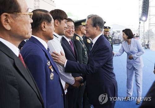 문 대통령과 하재헌 예비역 중사 (서울=연합뉴스) 한상균 기자 = 문재인 대통령이 1일 대구 공군기지에서 제71주년 국군의 날 기념식 후 북한군 목함지뢰 도발로 두 다리를 잃은 하재헌 예비역 중사를 격려하고 있다. 2019.10.1 xyz@yna.co.kr
