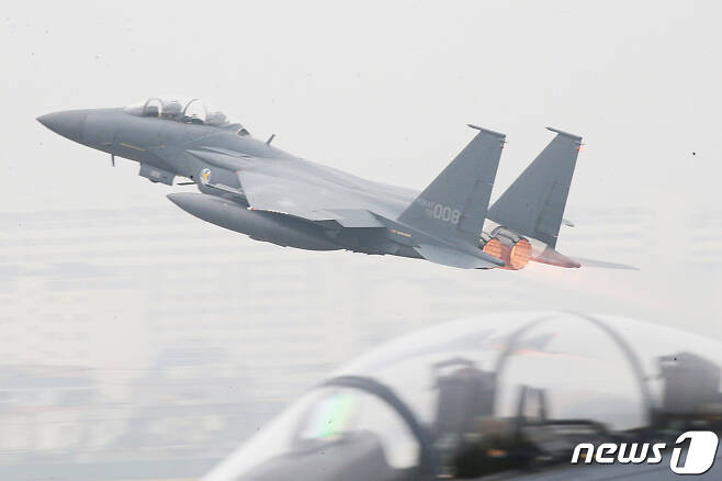 제71주년 '국군의 날' 기념식이 열린 1일 대구 공군기지(제11전투비행단)에서 F-15K 전투기가 임무수행을 위해 이륙하고 있다. 2019.10.1/뉴스1 © News1 공정식 기자