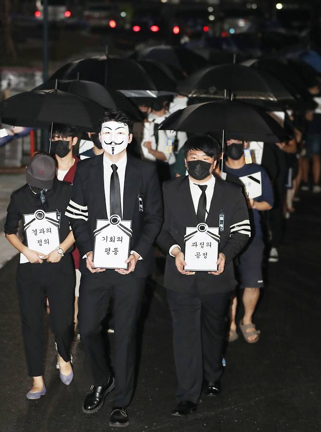 지난달 6일 서울 성북구 고려대학교 민주광장에서 열린 촛불집회 참가자들이 조국 법무부 장관 딸의 입시 의혹을 비판하며 행진하고 있다. 연합뉴스