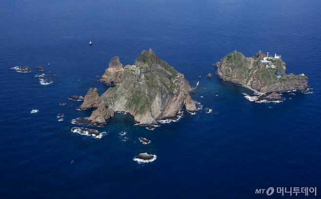 일본의 경제침략과 과거사 문제로 한국과 갈등이 고조되고 있는 31일 오후, 동해상공에서 바라본 독도 전경. /국회사진취재단 / 사진=사진부 기자 photo@