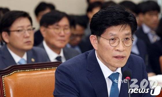 (서울=뉴스1) 김명섭 기자 = 노형욱 국무조정실장이 2일 서울 여의도 국회에서 열린 정무위원회 국정감사에서 의원질의에 답변을 하고 있다. 2019.10.2/뉴스1   <저작권자 © 뉴스1코리아, 무단전재 및 재배포 금지>