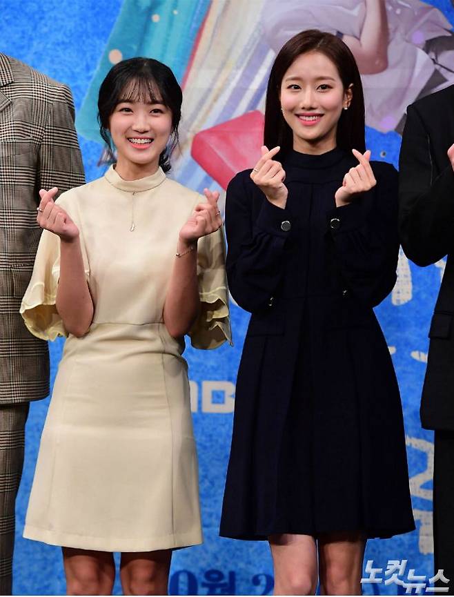 배우 김혜윤과 이나은이 2일 오후 서울 마포구 MBC사옥에서 열린 수목미니시리즈 '어쩌다 발견한 하루' 제작발표회에 참석해 포즈를 취하고 있다. (사진=황진환 기자)