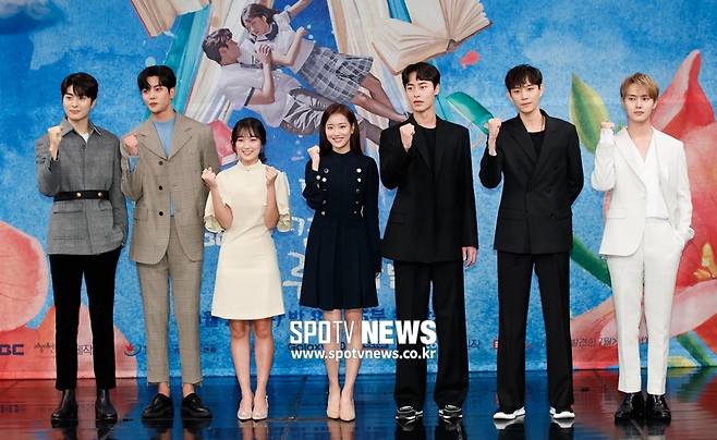 ▲ MBC 새 수목드라마 '어쩌다 발견한 하루' 제작보고회. 왼쪽부터 정건주, 로운, 김혜윤, 이나은, 이재욱, 김영대, 이태리 ⓒ한희재 기자