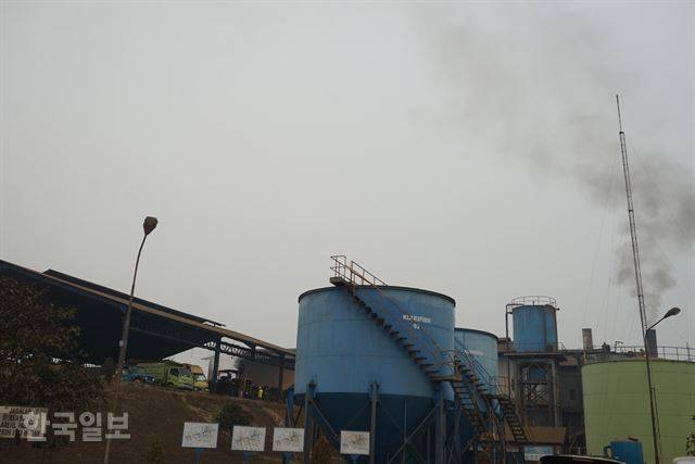 수마트라섬 잠비주 한 대형 팜오일 농장의 기름 짜는 공장에서 검은 연기가 나오고 있다.