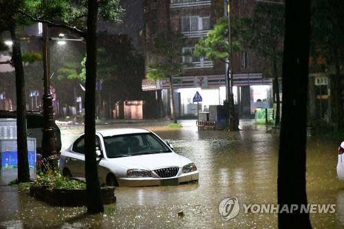 물폭탄에 침수된 삼척 시내 도로 (삼척=연합뉴스) 배연호 기자 = 제18호 태풍 '미탁'으로 강원 삼척에 400㎜의 폭우가 쏟아져 삼척 시내 도로가 물에 잠겼다. 2019.10.3 byh@yna.co.kr