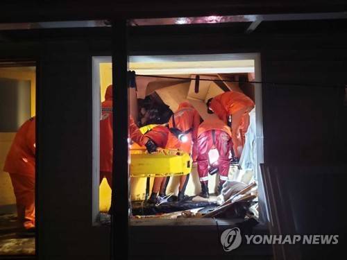삼척에서 산사태로 매몰된 70대 구조 (삼척=연합뉴스) 3일 새벽 제18호 태풍 '미탁'으로 400㎜가 넘는 폭우가 쏟아진 강원 삼척시 오분동 인근에서 산사태가 나 소방대원들이 매몰된 김모(77·여)씨를 구조하고 있다. 김씨는 인근 병원으로 옮겨졌으나 숨졌다. 2019.10.3 [강원도소방본부 제공. 재판매 및 DB 금지] conanys@yna.co.kr