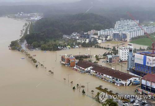 강릉 경포호수 주변 상가 침수 (강릉=연합뉴스) 이종건 기자 = 3일 제18호 태풍 '미탁'의 영향으로 강원 강릉에 300㎜가 넘는 폭우가 쏟아지면서 경포호수 주변 상가가 물에 잠겼다. 2019.10.3 momo@yna.co.kr