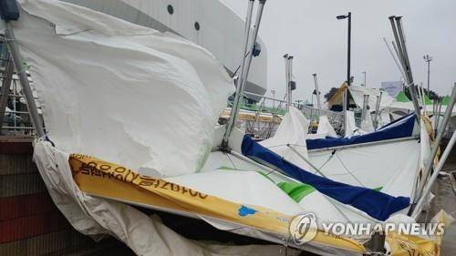 태풍에 날아간 강릉 커피축제 부스 (강릉=연합뉴스) 이해용 기자 = 3일 제18호 태풍 '미탁'의 영향으로 강원 강릉에 300㎜가 넘는 폭우가 쏟아진 가운데 이날 개막할 예정이던 커피 축제장인 강릉 아레나 야외부스가 훼손돼 있다. 2019.10.3 dmz@yna.co.kr