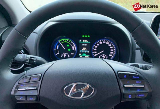 코나 하이브리드에는 정차와 재출발이 가능한 스마트 크루즈 컨트롤이 있다. 클러스터는 4.2인치 세로형 타입이 들어간다. 스티어링 휠에는 패들 시프트가 들어간다. (사진=지디넷코리아)