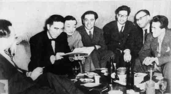 1955년 도널드 킨 교수(왼쪽 넷째)가 미시마 유키오(왼쪽 둘째), 오에 겐자부로(오른쪽 셋째) 등 일본의 문인들과 환담을 나누고 있다.