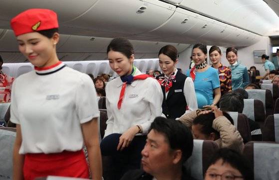 대한항공은 창립 50주년을 맞아 객실 승무원들이 역대 유니폼 11종을 동시에 입고 근무하는 행사를 내달 6일까지 실시한다.   승무원들이 역대 유니폼을 입고 근무하게 될 국제선 노선은 호찌민을 비롯해 LA, 도쿄, 베이징, 홍콩, 싱가포르, 파리, 시드니 등이며, 국내선은 김포~부산, 김포~제주 노선 등이다.[공항사진기자단]