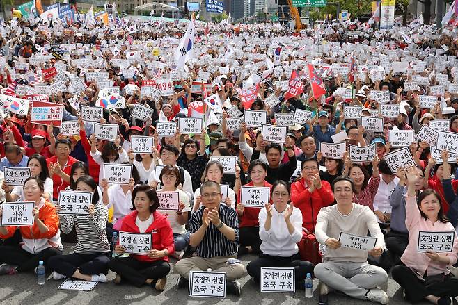 황교안 자유한국당 대표, 나경원 원내대표 등이 3일 오후 서울 광화문광장에서 열린 '문재인 정권의 헌정유린 중단과 위선자 조국 파면 촉구 광화문 규탄대회'에서 구호를 외치고 있다. [뉴스1]