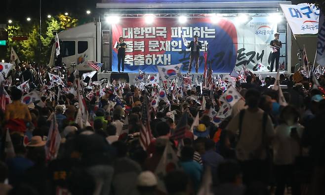 3일 오후 서울광화문광장에서 집회를 마친 보수단체 회원 등이 청와대 인근 서울 종로구 청운동주민센터 부근에서 집회를 이어가고 있다. [연합뉴스]