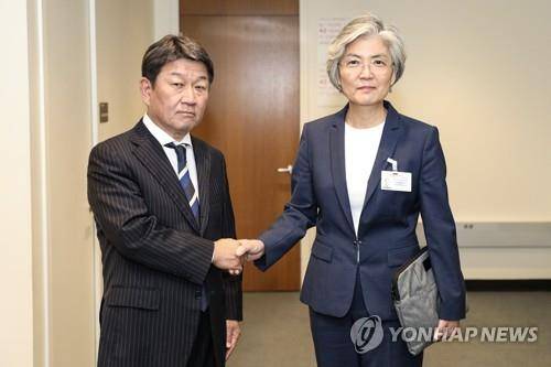 강경화 외교부 장관이 지난달 26일(현지시간) 뉴욕 유엔본부에서 모테기 도시미쓰 일본 외무상을 만나 악수하고 있다. [외교부 제공. 연합뉴스 자료사진]