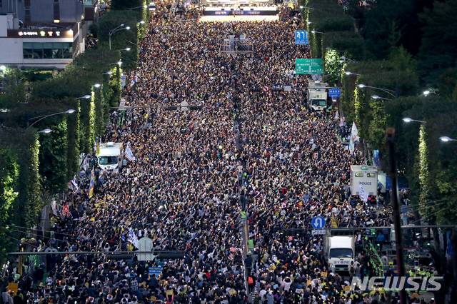 【서울=뉴시스】박진희 기자 = 5일 오후 서울 서초구 서울중앙지검 인근에서 사법적폐청산 범국민시민연대(범국민시민연대)의 '제8차 사법적폐 청산을 위한 검찰개혁 촛불문화제'가 열리고 있다. 2019.10.05.  pak7130@newsis.com