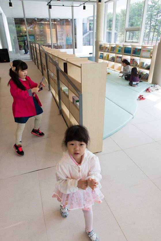 1층 카페 한 편에는 어린이를 위한 공간이 마련됐다. 인근 군인 아파트에 살고 있는 아이들이 유치원 하원하면 코스처럼 학록도서관에 들러 놀다 간다. [사진 나승현 건축가]