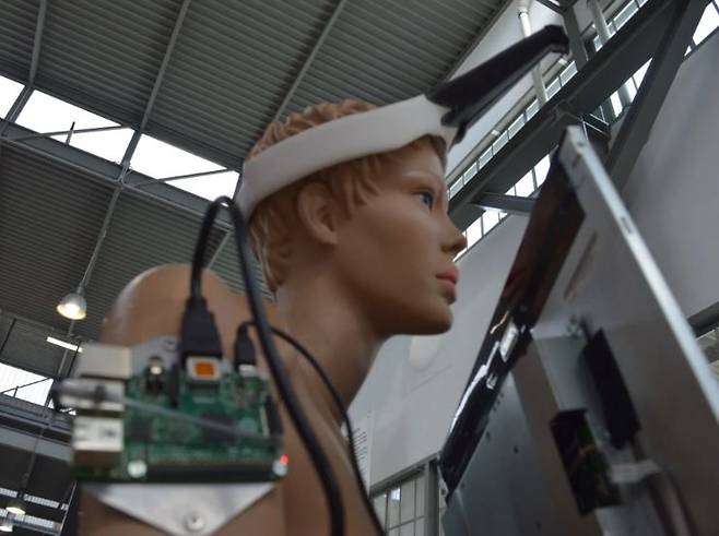 안면 영사기 테스트 장면. [사진 징카이루 홈페이지]