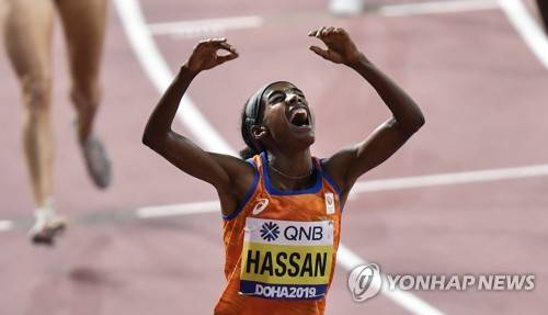 하산, 대회 2관왕 우뚝 (도하 AP=연합뉴스) '난민 출신 육상 선수' 시판 하산이 6일(한국시간) 카타르 도하 칼리파 스타디움에서 열린 2019 세계육상선수권대회 여자 1,500ｍ에서 우승한 뒤 기뻐하고 있다.