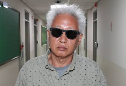 연구실에서 나오는 류석춘 연세대 교수 (사진=연합뉴스)