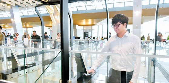 20대 남성이 김포공항 국내선 3층 바이오 정보 신분 확인 탑승구에서 정맥 인식으로 출입 허가를 확인받고 있다.