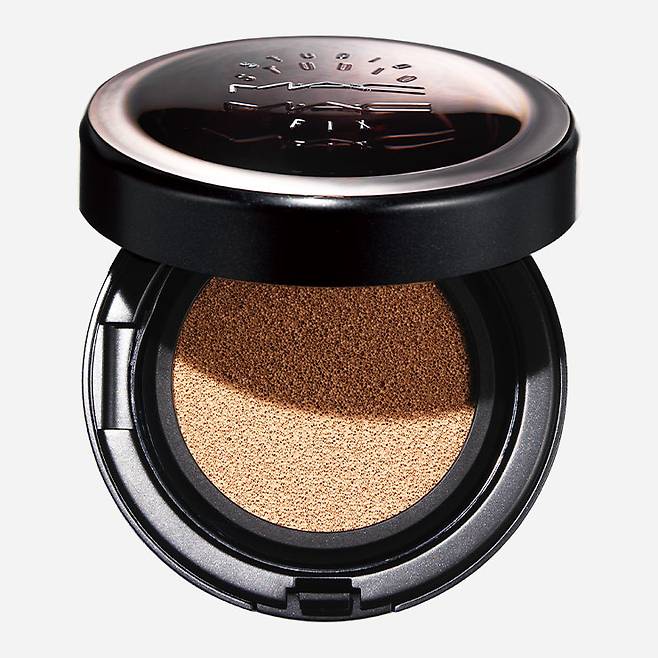 맥 스튜디오 픽스 컴플리트 커버리지 쿠션 컴팩트 SPF 50 PA++++ 6만원대(리필 포함)▶칙칙한 안색, 홍조, 잡티는 완벽 커버하면서도 마무리감은 자연스러운 제품으로 모공과 잔주름 등의 요철도 매끈하게 가려준다. 하이 커버 제품 특유의 갑갑함 없는 벨벳 피니시 제품.▶써봤더니 : 어색하지 않을 정도의 커버력, 적당한 글로가 느껴지는 건강함, 밝은 톤업 효과 등 두루두루 합격점이다. 컬러 맛집 브랜드에서 출시한 쿠션인 만큼 내 피부에 딱 맞는 톤과 컬러를 고를 수 있다는 것이 최대 장점.