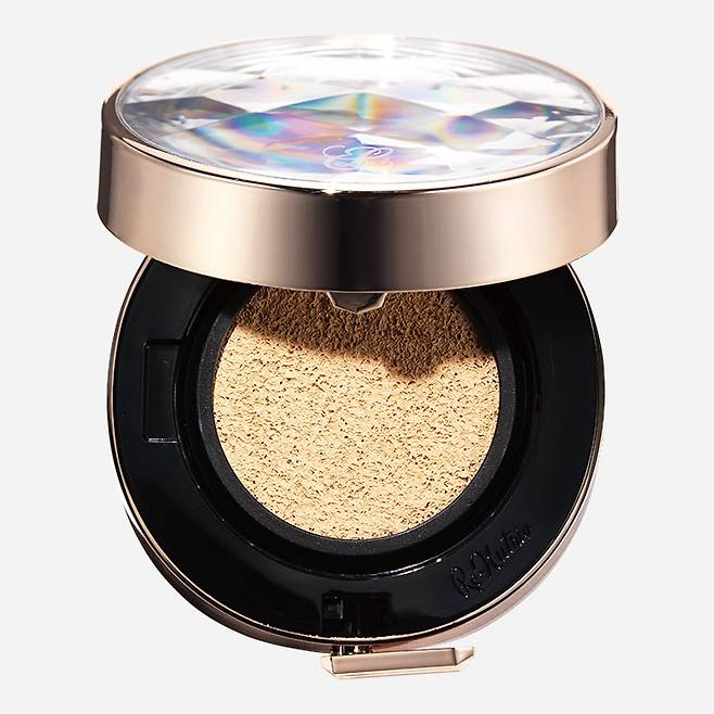 에스티 로더 리-뉴트리브 울트라 래디언스 세럼 쿠션 SPF 40 PA++++ 15만원(리필 포함) ▶사파이어, 루비, 진주 등의 보석과 로도크로사이트, 옥과 같은 원석을 담은 광채 쿠션. 스킨케어 효과가 뛰어나 12시간 동안 촉촉함이 유지된다.▶써봤더니 : ‘금딱지 레이블’ 이름값은 한다. 최고 장점은 아무리 두껍게 레이어링해도 갈라짐이 보이지 않는다는 것. 다이아몬드 형태의 퍼프가 구석구석 꼼꼼하게 메이크업하도록 도와줘 촉촉하고 고급스러운 피부 결을 연출해준다. 단점은 케이스가 도톰하다는 것.