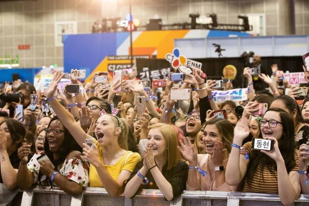 2019년 8월 15일(현지시간)부터 나흘간 미국 로스앤젤레스 LA컨벤션센터·스테이플스센터에서 열린 K컬처 컨벤션 '케이콘(KCON) 2019 LA'에 10만 3000명의 관객이 모였다. CJ ENM은 2012년부터 미주, 중남미, 유럽, 중동, 아시아, 동남아, 오세아니아에서 케이콘을 개최해왔으며, 이번 개최로 누적 관객 100만명을 돌파했다고 밝혔다. 사진=연합뉴스