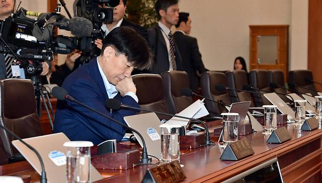 8일 오전 청와대 본관에서 열린 국무회의에 앞서 조국 법무부 장관이 생각에 잠겨 있다.&nbsp;|청와대사진기자단