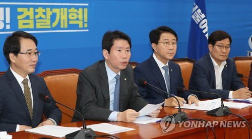 원내대책회의에서 발언하는 이인영 (서울=연합뉴스) 하사헌 기자 = 더불어민주당 이인영 원내대표가 8일 오전 국회에서 열린 원내대책회의-상임위 간사단 연석회의에서 발언하고 있다. 2019.10.8 toadboy@yna.co.kr